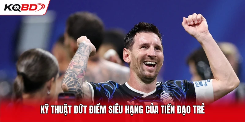 Kỹ thuật dứt điểm siêu hạng của tiền đạo trẻ